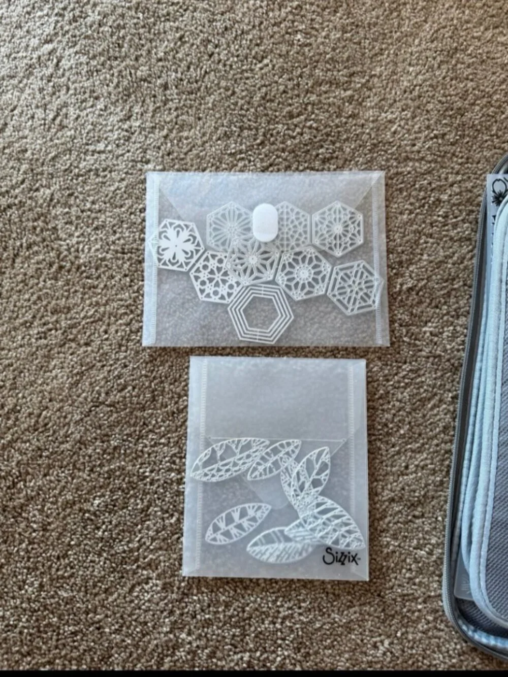 Sizzix Big Shot Foldaway Machine and accessories - Picture 9 of 11